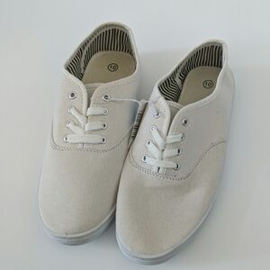 NWT Plain White Canvas Sneakers Sz 10